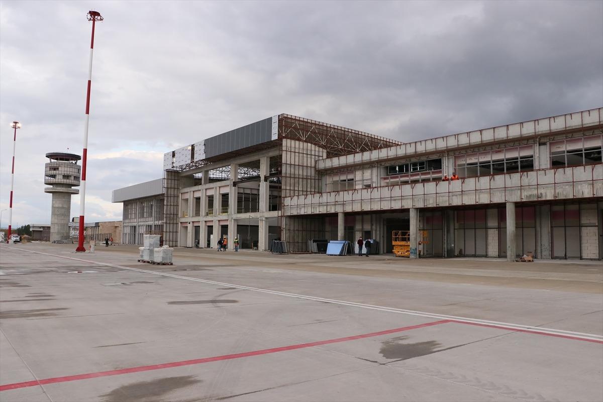 Bakan Karaismailoğlu yeni Tokat Havalimanı inşaatında inceleme yaptı: