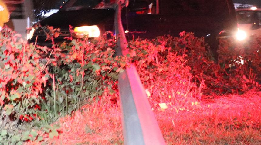 TIR'ın devirdiği elektrik direği iki araca çarpıp, bir minibüsün ön camından girdi