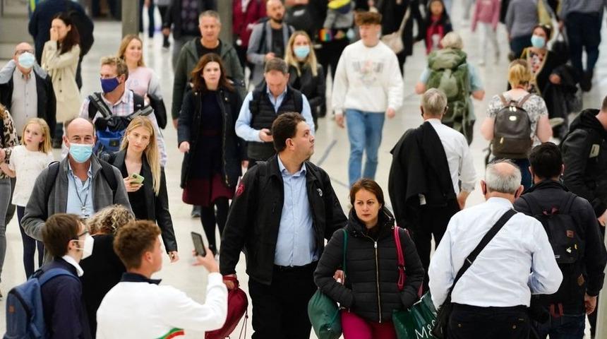 Covid: İngiltere'de sağlık &ccedil;alışanlarından h&uuml;k&uuml;mete "Kış aylarında krizden ka&ccedil;ınmak i&ccedil;in acil ek &ouml;nlem alın" &ccedil;ağrısı
