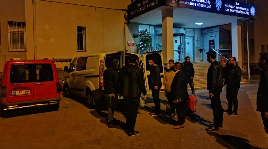 Şüpheli araçta arama yapan ekipler gözlerine inanamadı!