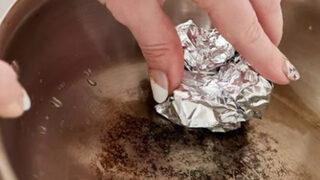 Temizlikte mucizeler yaratıyormuş! Alüminyum folyonun binbir çeşit faydası