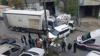 Freni boşalan kamyonu tutarak durdurmaya çalışınca ayakları ezildi