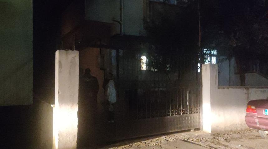 Hastaneye gitmek istemeyen yaşlı kadın &ccedil;ocuklarını bı&ccedil;akla rehin aldı