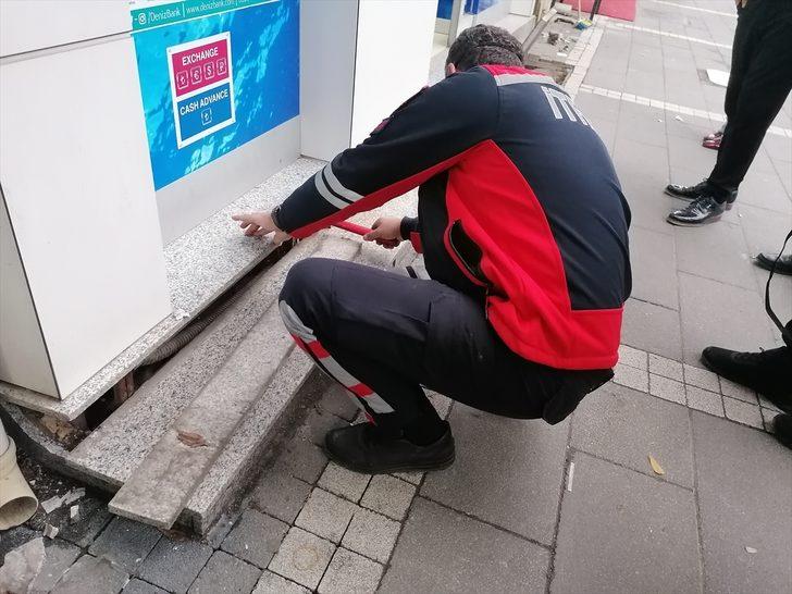 Tokat'ta mermer basamağın altında mahsur kalan kediyi itfaiye kurtardı G3