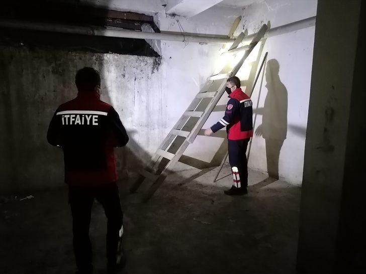 Tokat'ta mermer basamağın altında mahsur kalan kediyi itfaiye kurtardı G4