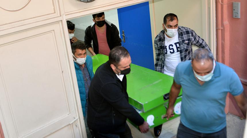 Kendisini darbeden kocasını bıçaklayarak öldürdü