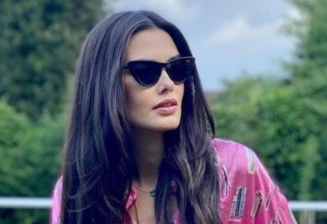 Bir d&ouml;nem adı Cem Yılmaz'la anılmıştı! Acun'un vazge&ccedil;ilmezi Saadet &Ouml;zsırkıntı'dan cesur pozlar!