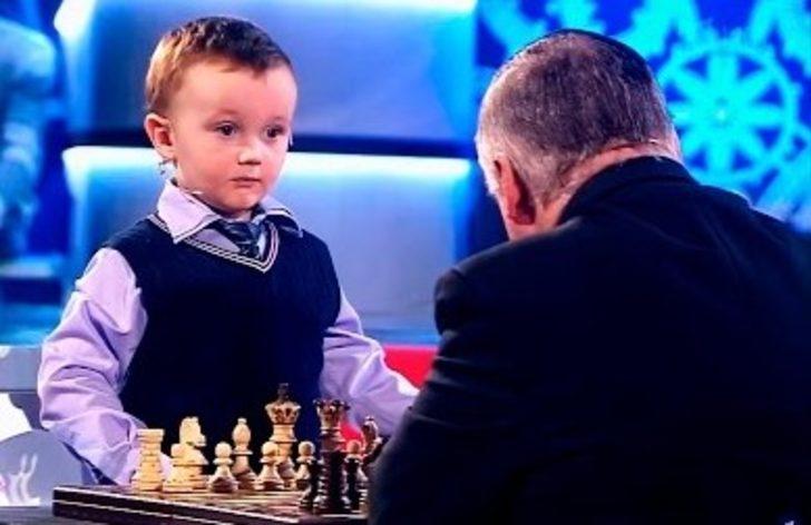 Henüz 4 yaşında satranç devleriyle yarışıyor! G1