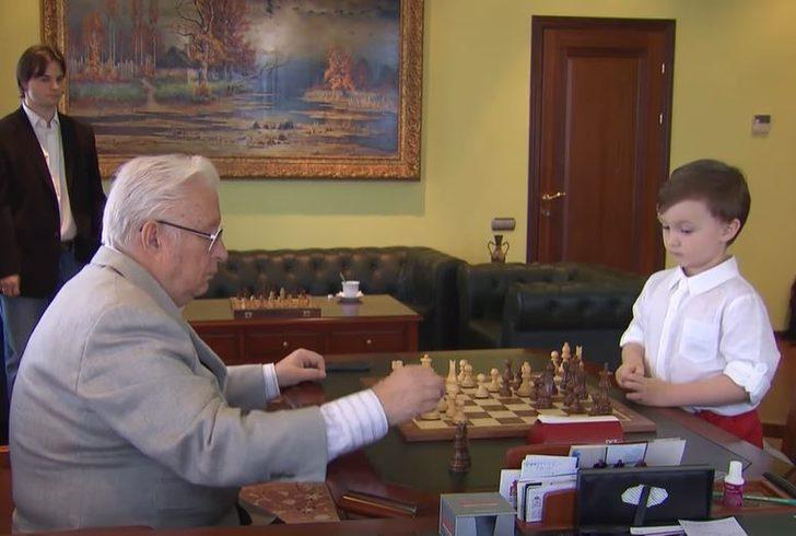 Henüz 4 yaşında satranç devleriyle yarışıyor! G2