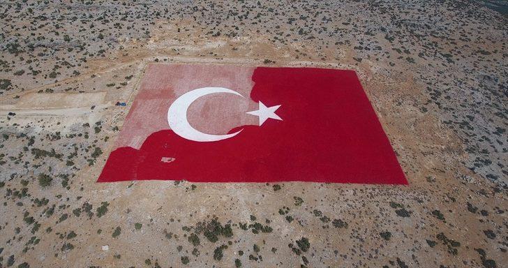 Mersin'de 22 dönümlük araziye işlenen Türk bayrağı esnafın desteğiyle boyanıyor G3