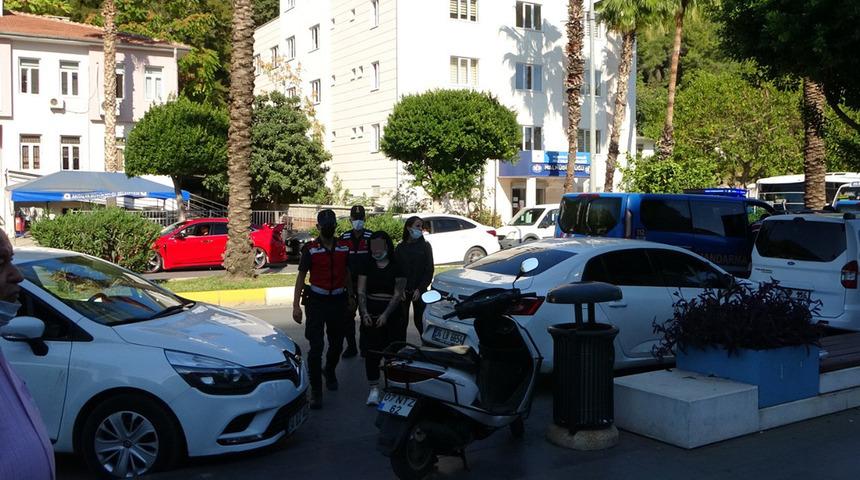 Kafasına taşla vurup otomobilini gasp ettiler! Aralarında kadın da var