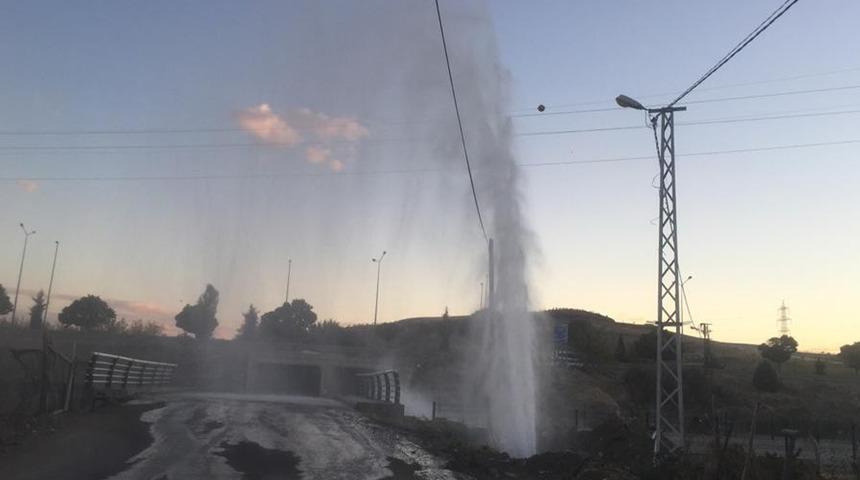 Boru patladı, su metrelerce yükseldi