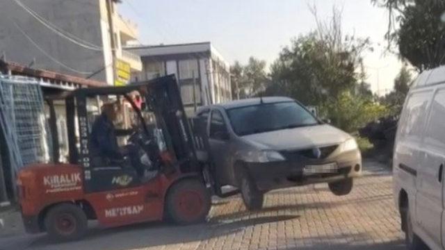 Yolu kapatan şoföre kızdı, otomobili forkliftle kaldırıp kenara koydu