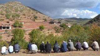30 yıl önce göç etmişlerdi, köylerine dönmek için yardım istiyorlar