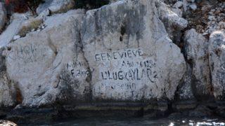 Kekova'daki tarihi eserleri ilan tahtasına çevirdiler! Görenler inanamadı