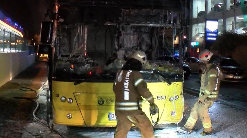 Bahçelievler'de park halindeki İETT otobüsü alev alev yandı