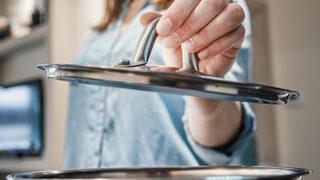 Kırk yıl düşünsek aklımıza gelmezdi! Tencere kapağıyla koltuk temizlemek mümkün