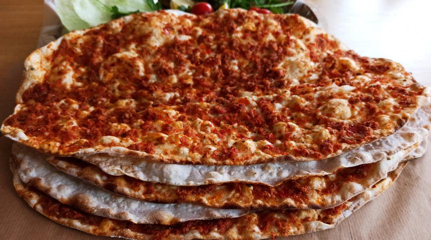 Daha önce yediklerinizi unutun! Ustasından restoran lezzetini aratmayan lahmacun tarifi…