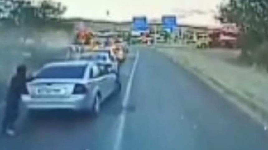 Altı kişinin yaralandığı kazada aracın altında kalmaktan kıl payı kurtuldu! 