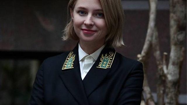 'En güzel büyükelçi' Poklonskaya’dan diplomatik üniformalı ilk fotoğraf