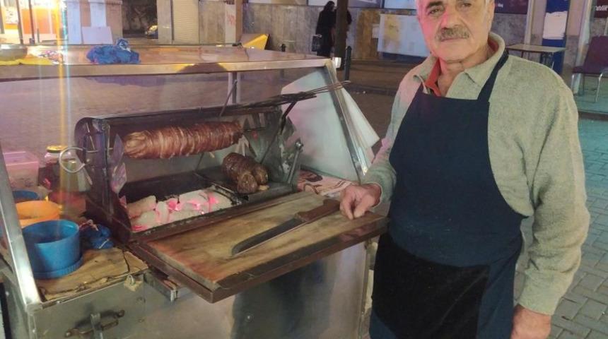 Bursalı kokoreççi 42 senedir bu kaldırımdan ayrılmadı: İhaleyle satılıyor