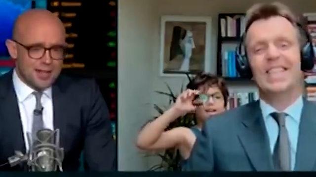 Canlı yayında güldüren olay! Odaya giren oğlu zor anlar yaşattı