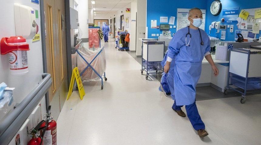 Covid: İngiltere'de doktorlar 'Kasıtlı ihmal var' diyerek yeni &ouml;nlem almayan h&uuml;k&uuml;meti eleştirdi