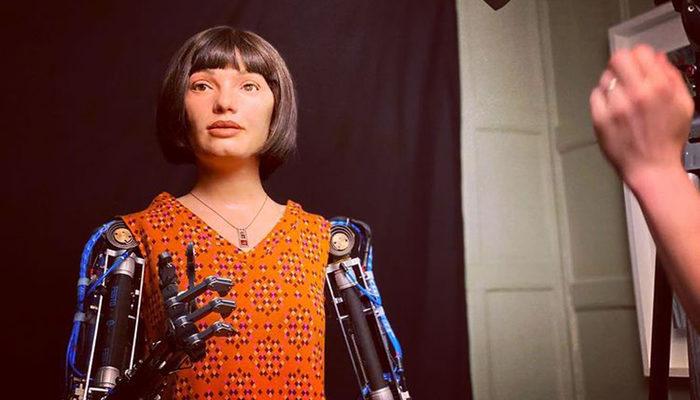 Sonunda bu da oldu: Ressam robot Ai-Da, Mısır'da gözaltına alındı!