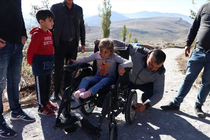 Niğde'de engelli minik Elif'in evinin önüne Vali Şimşek'in talimatıyla yol yapıldı G1