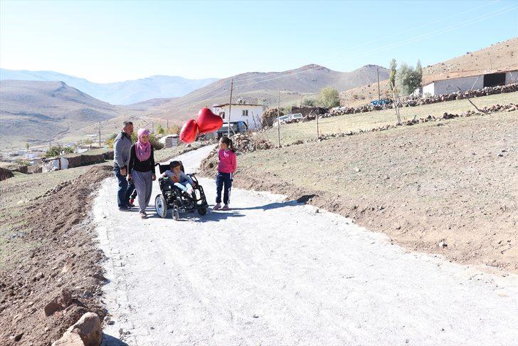 Niğde'de engelli minik Elif'in evinin önüne Vali Şimşek'in talimatıyla yol yapıldı G3