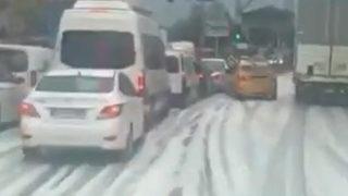 Cadde, bembeyaz oldu! Tuzla'da caddeyi kaplayan köpüğün sırrı çözüldü