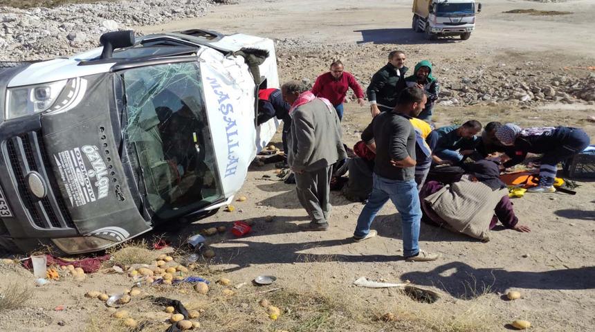 Nevşehir'de can pazarı! Tarım iş&ccedil;ilerini taşıyan minib&uuml;s devrildi: 12 yaralı