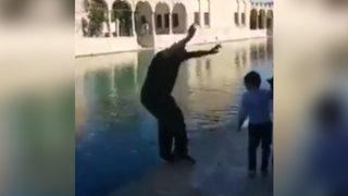 Sosyal medyada canlı yayın yapmak isterken Balıklıgöl'e düştü, vatandaşlar kurtardı