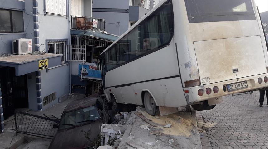 Aydın&rsquo;da kontrolden &ccedil;ıkan midib&uuml;s, apartmana &ccedil;arparak durabildi