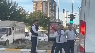 Trafikte minibüsün önünü kesip sopayla saldırdı