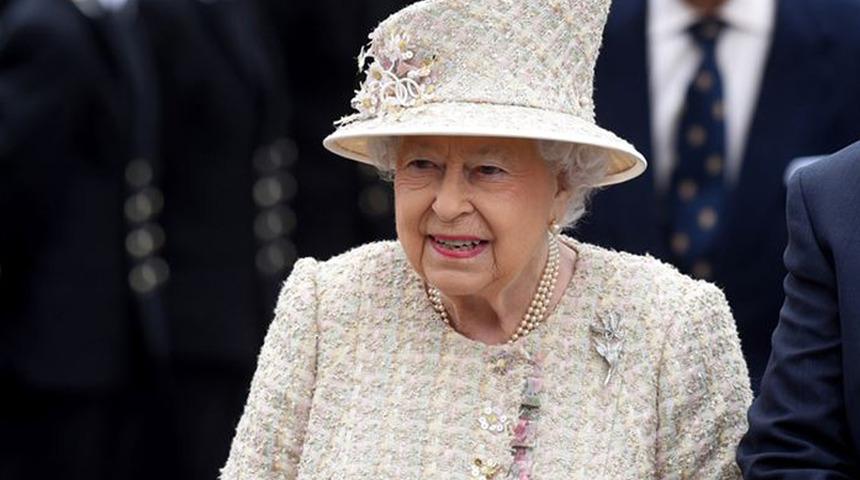İngiltere Kraliçesi çarşamba gecesini hastanede geçirdi