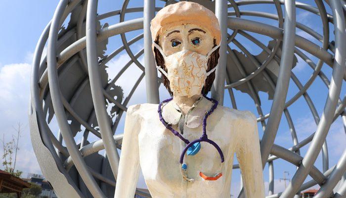 Denizli'de sağlıkçılara ithafen yapılan heykeller tartışma yarattı