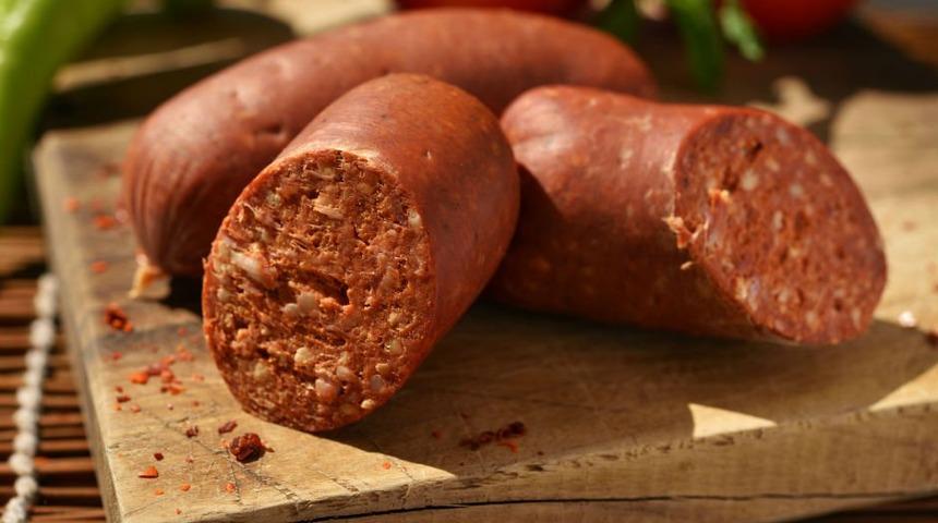 Sucuğu evde de yapabileceğinizi biliyor muydunuz? İşte kolayca hazırlayabileceğiniz sucuk tarifi