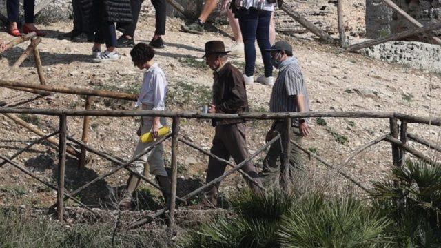 Çekimlerde yaralanmıştı! Harrison Ford, Indiana Jones setine geri döndü