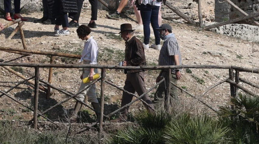 Çekimlerde yaralanmıştı! Harrison Ford, Indiana Jones setine geri döndü