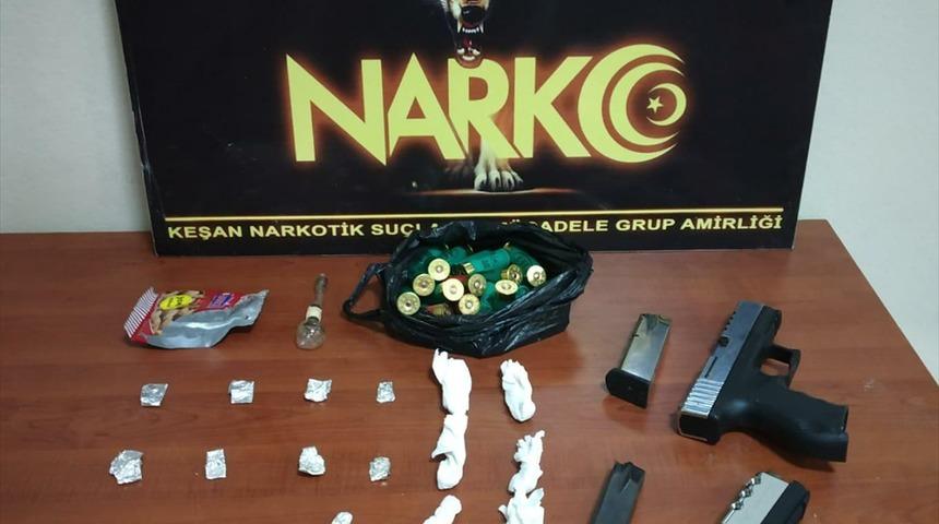 Edirne'de uyuşturucu operasyonunda polise mukavemet eden 3 kişi gözaltına alındı