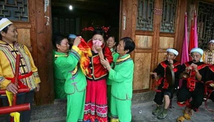 Gelin hüngür hüngür ağlamak zorunda! Çin’de yaşayan Tujia kabilesinin düğün geleneği herkesi şaşırttı