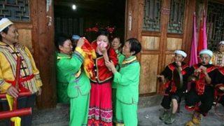 Gelin hüngür hüngür ağlamak zorunda! Çin’de yaşayan Tujia kabilesinin düğün geleneği herkesi şaşırttı