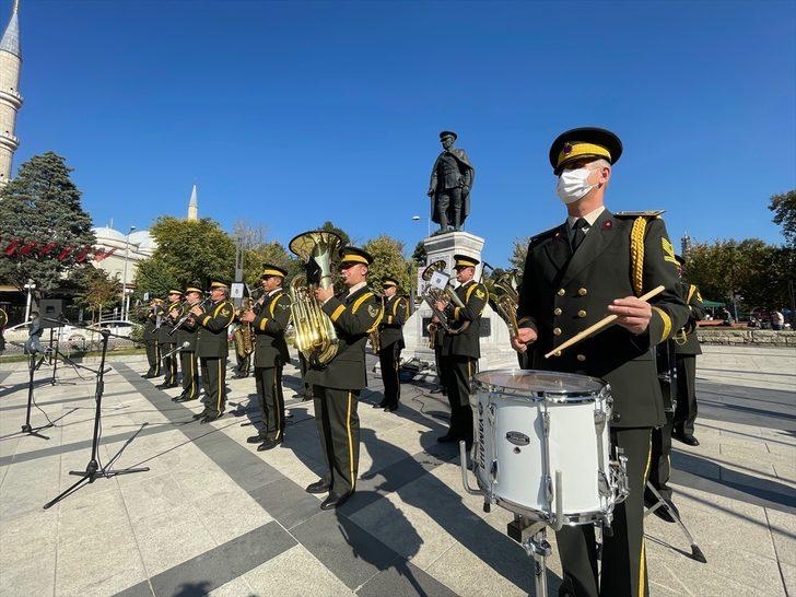 Edirne'de askeri bando konserini bir süre 5 yaşındaki çocuk yönetti G3