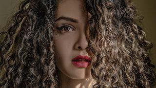 Kıvırcık saçların duruşunu değiştiren en başarılı bakım ürünleri