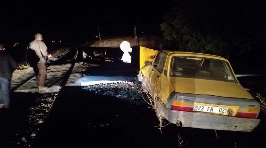 Elazığ'da yolcu treninin otomobile çarpması sonucu 2 kişi yaralandı
