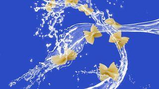 Makarna sularını sakın dökmeyin! Makarnaların haşlama suyunu kullanabileceğiniz 4 farklı alan