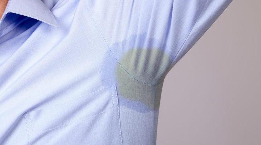 Beyaz kıyafetlerin kabusu koltuk altı lekelerinden kurtulmak m&uuml;mk&uuml;n! Bu sarı lekeleri temizlemek i&ccedil;in...