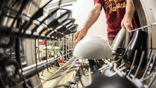 Şimdiye kadar hep hatalı yerleştirmişiz! Bulaşıkları makineye düzgün yerleştirebilmek için...