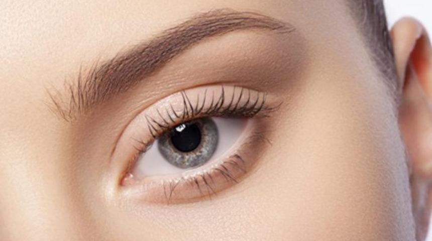 Klasik kapatıcılar yetmiyor mu? Göz altlarını canlı ve aydınlık gösteren makyaj tüyoları
